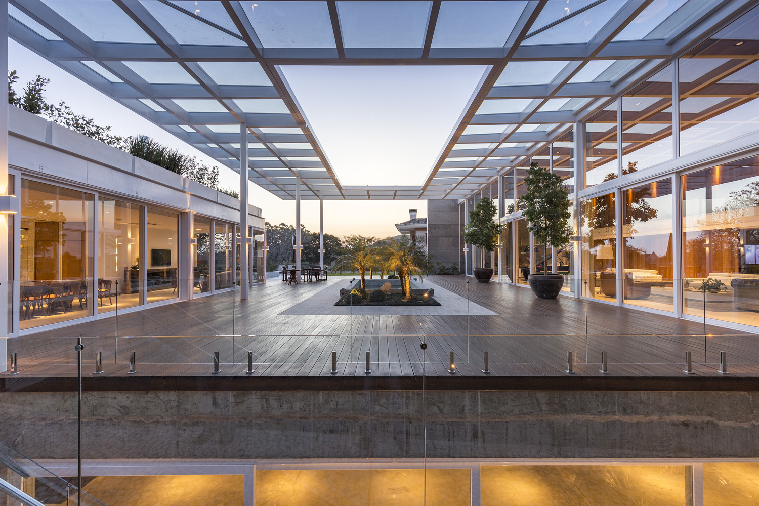 巴西“阳光花园”别墅，演绎木材与钢架混搭的艺术