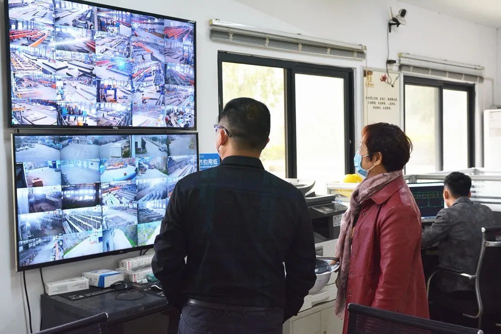 冲锋一线 筑牢抗疫的“铜墙铁壁”