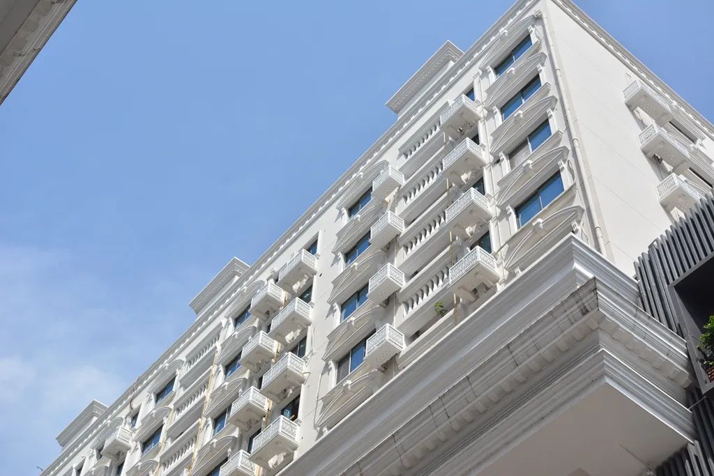 中亭街嘉同苑采用金强雕刻板 打造全新欧式风空调外机平台